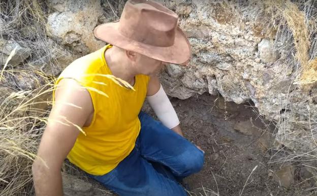 Denuncian ante el Seprona a un policía 'youtuber' que graba vídeos en los que expolia yacimientos de Málaga