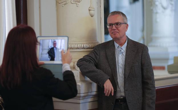 El malagueño Antonio Fontana gana el Premio Café Gijón con una novela coral sobre mujeres