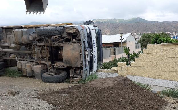 Un camión cargado de tierra vuelca y destroza instalaciones de la Protectora de Málaga