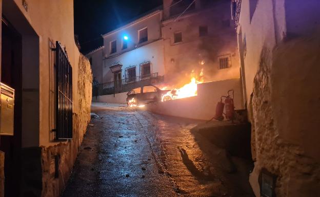 El alcalde y operarios municipales sofocan de madrugada el incendio de un coche en el centro de Canillas de Albaida