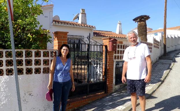 Una familia noruega lleva un año tratando de desalojar a los okupas de su chalet en Caleta de Vélez