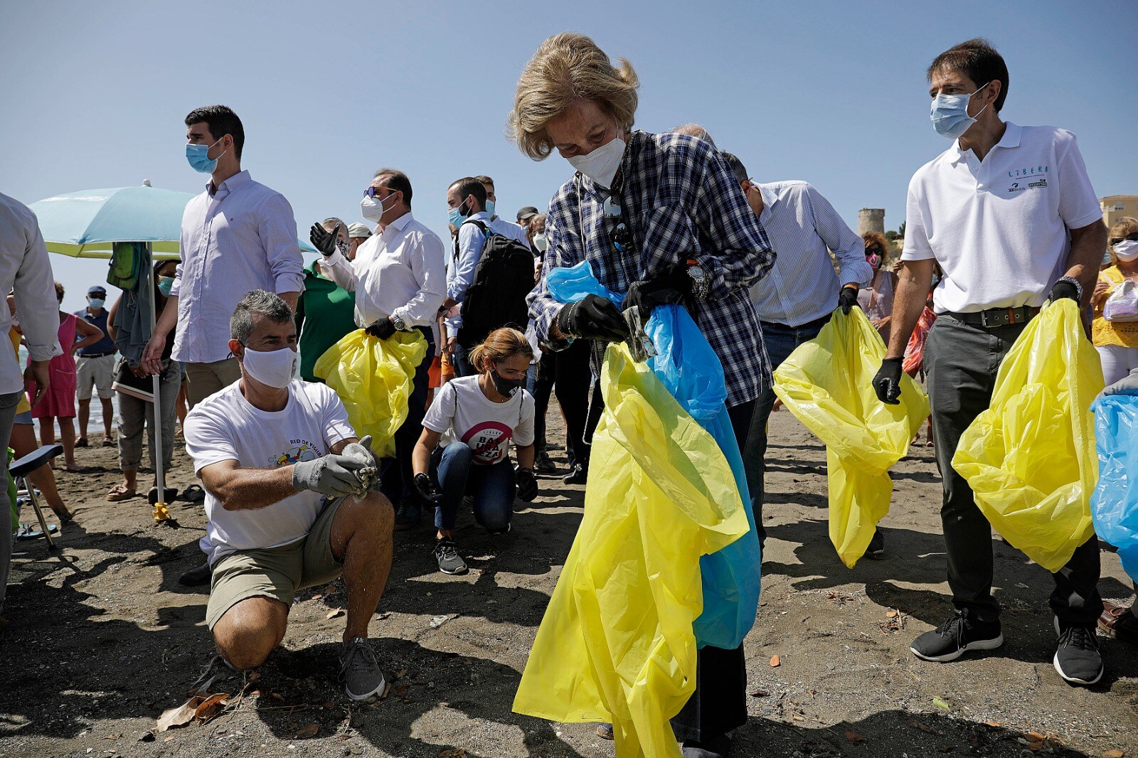 La reina Sofía participa como voluntaria en la campaña de recogida de residuos '1m2 por las playas y los mares' en Rincón de la Victoria