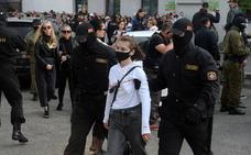 Más de 300 detenidos en una manifestación de mujeres contra Lukashenko