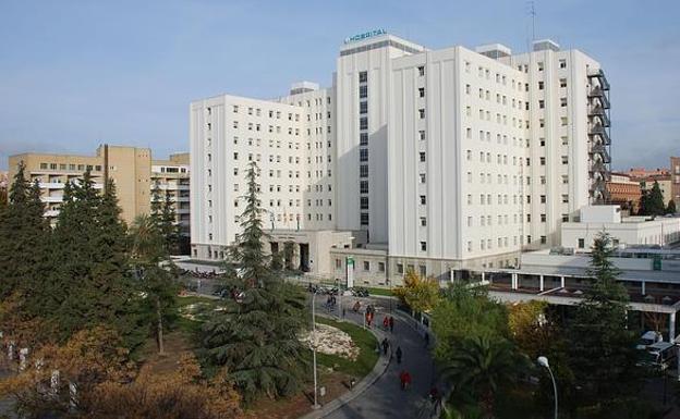 Dos brotes de Covid en un hospital de Granada dejan a una veintena de sanitarios afectados