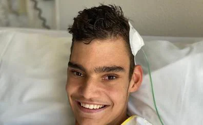 Adrián Martín, el joven cantante veleño, se recupera en casa tras un mes hospitalizado por una infección bacteriana