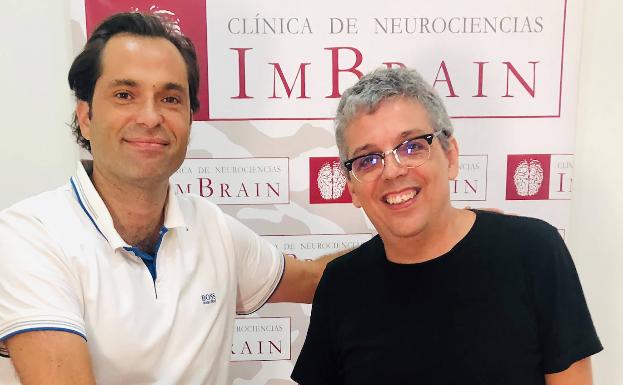 El jefe de neurología de Quirónsalud Málaga avala la canción 'Alzhéimer' del cantautor Pedro Guerra