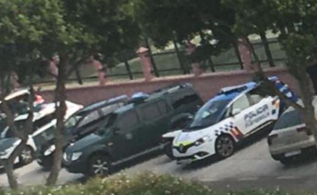 Dos narcos embisten a la Guardia Civil en Mijas, hieren a dos agentes y se esconden en unos pisos en Fuengirola