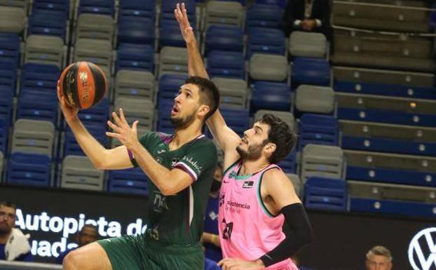 El Unicaja mejora, pero no puede con el Barcelona (70-79)