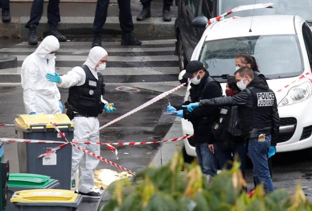 Los equipos forenses trabajan en el lugar del ataque, frente a la antigua sede de 'Charlie Hebdo'. reuters/