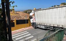 Cortada la vía principal de Cerrado de Calderón tras el aparatoso accidente de un camión