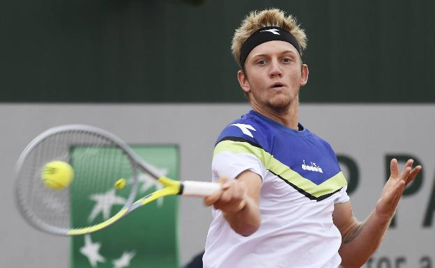 Davidovich, a segunda ronda en París en un duelo marcado por la lluvia