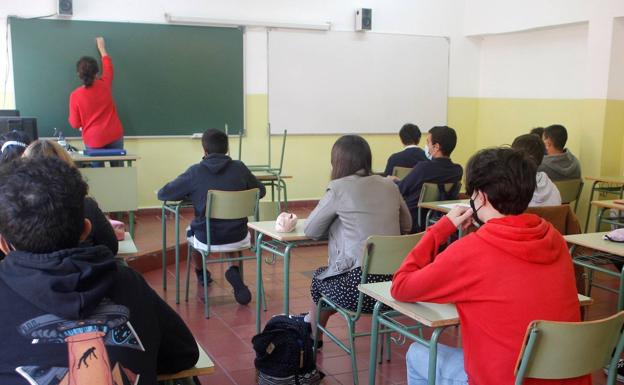 Andalucía rechaza que los alumnos pasen de curso sin límite de suspensos