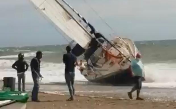 Rescatan a los ocupantes de un velero que había quedado a la deriva en Benajarafe