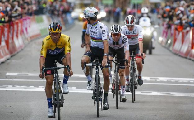 Roglic irrumpe en la fiesta de Alaphilippe