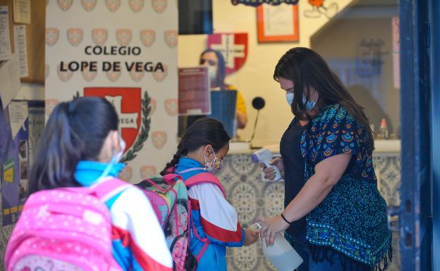 El colegio Lope de Vega de Málaga, que cerró por positivos Covid, regresa a la actividad