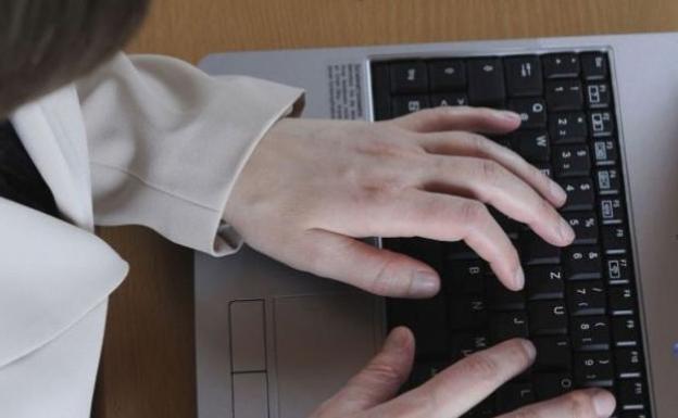 Estafan más de 100.000 euros a un malagueño a través de una página web de citas