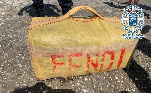 Aparece flotando en una playa de El palo un fardo con más de 43 kilos de hachís