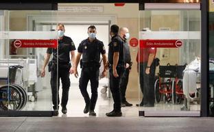 Cuatro policías que participaron en la detención del actor salen de La Fe./IRENE MARSILLA