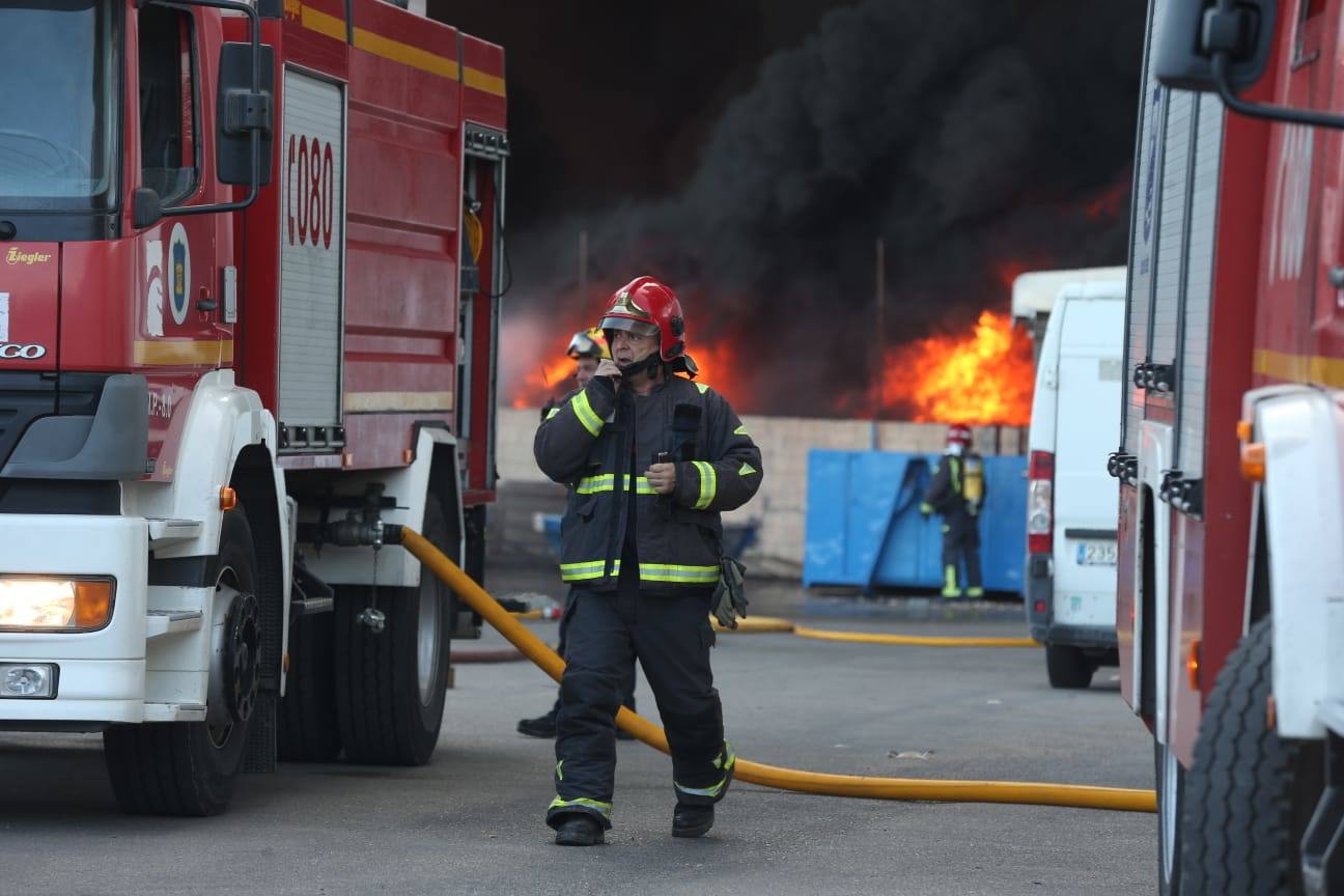 Espectacular incendio en el polígono Guadalhorce de Málaga capital