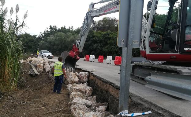 La Diputación de Málaga acomete mejoras en el pavimento en seis carreteras de la Axarquía