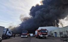 Espectacular incendio en el polígono Guadalhorce de Málaga capital