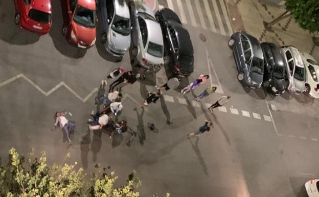 Un accidente entre un coche y dos patinetes eléctricos deja dos heridos en Málaga capital