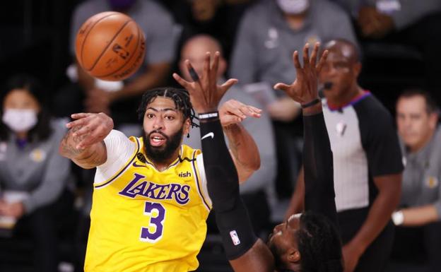 LeBron y Davis ponen a los Lakers a un triunfo del anillo