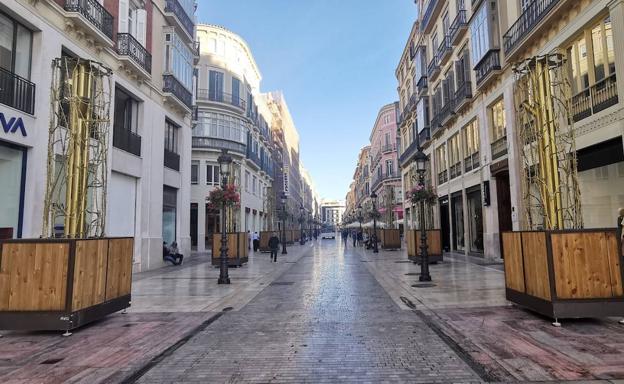 Comienza el montaje del alumbrado navideño en la calle Larios