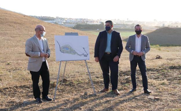 La Junta da luz verde al nuevo parque de Mijas, que será el más grande de la provincia 1 José Carlos Martín, Josele González y Andrés Ruiz, ayer en los terrenos del futuro parque/SUR
