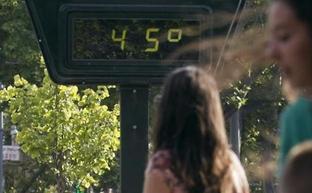 Un termómetro urbano en la ciudad de Granada el pasado mes de julio./R. C.