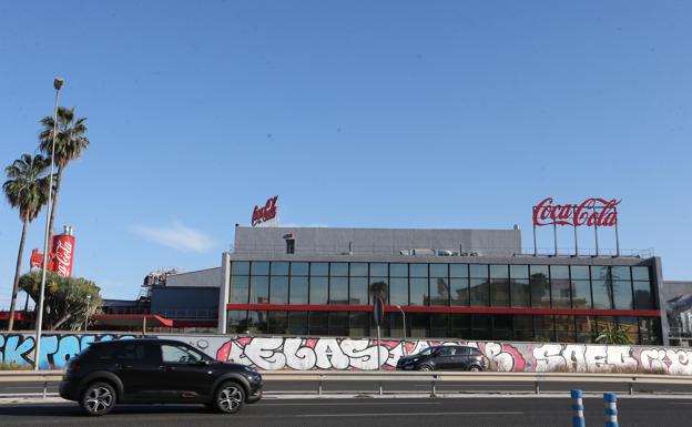 La planta embotelladora de Coca-Cola en Málaga cerrará después de sesenta años de historia