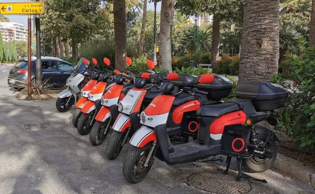 Málaga busca la fórmula para cobrar una tasa a las motos eléctricas de alquiler