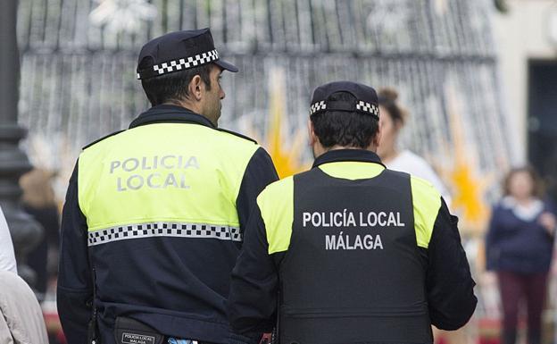 Un hombre rompe la nariz a su pareja mientras le daba el pecho al bebé en la cama