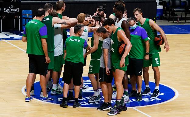 El vestuario del Unicaja entona el 'mea culpa': «Podíamos haberlo hecho mejor»