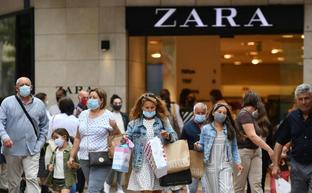 Este lunes festivo será posible ir de tiendas en Málaga, así como en el resto de Andalucía./Efe