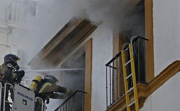 Desalojados diez vecinos de un bloque en Mollina por el incendio en una de las viviendas