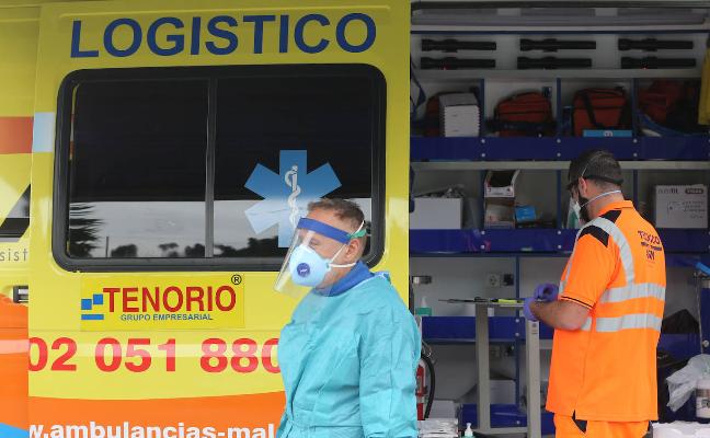 Trabajadores sanitarios de los que recogen muestras para hacer PCR./SALVADOR SALAS