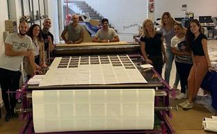 p Trabajo. Cheíto, primero por la izquierda, en el taller de serigrafía donde trabaja con sus compañeros desde hace cuatro años./