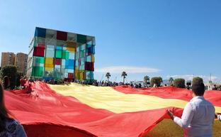 El PP desplegó una bandera de 50 metros frente al Cubo del Pompidou./Francisco hinojosa