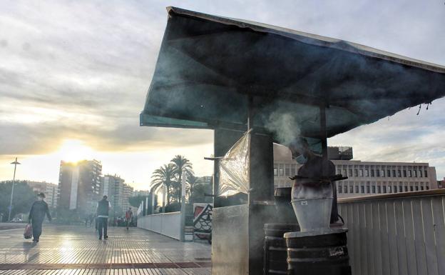 Málaga se impregna del olor a otoño con los puestos de castañas