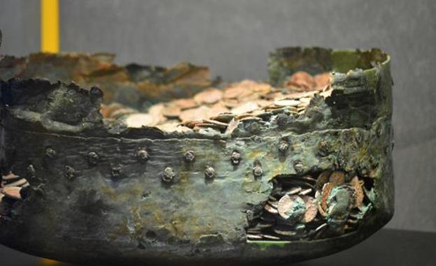 El misterio de las 11.000 monedas romanas en una olla de bronce