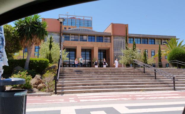Cinco grupos de tres facultades de Málaga pasan a docencia solo telemática por positivos Covid