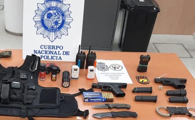 Armado y sin licencia: pillan a un policía local de Estepona trabajando de vigilante privado en una finca de Cádiz
