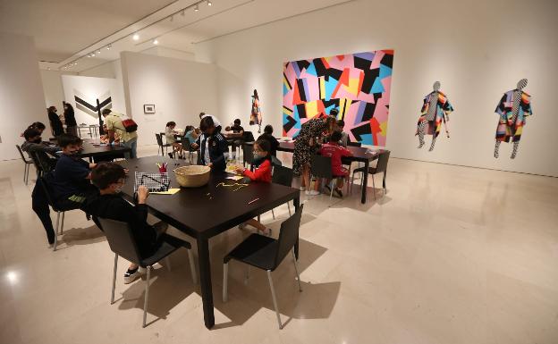 El Museo Picasso Málaga llena el vacío de las exposiciones temporales con un nuevo espacio para actividades 1 Niños en el taller de hilatura.