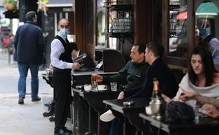 Clientes en un café en Soho en Londres/efe