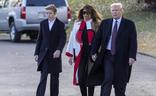 El presidente de los EE UU, Donald Trump, junto a la primera Dama Melania Trump (C) y su hijo Baron (L)/EFE