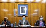 El exdirector de la Fundación Andaluza Fondo de Formación y Empleo, Fernando Villén, junto al presidente de la comisión, Enrique Moreno, al inicio de su comparecencia en el Parlamento./EFE