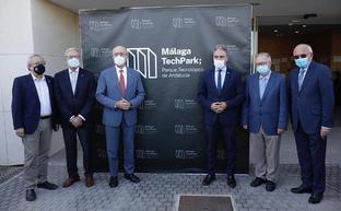 Responsables políticos e institucionales, junto al nuevo logo del PTA./migue fernández