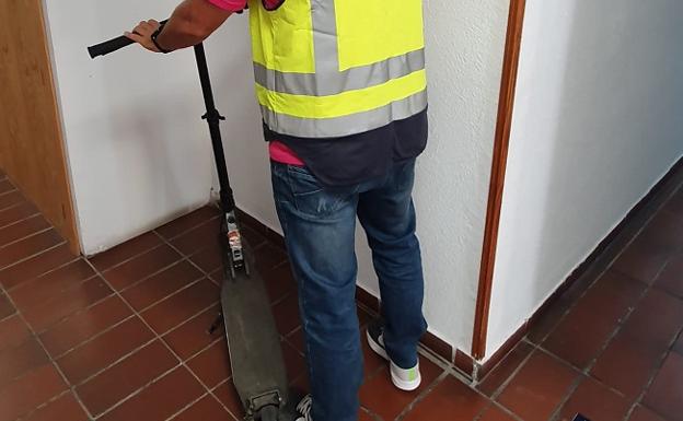 Detienen a un camello que distribuía droga en patinete