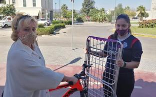 Jezabel López ha intercambiado con Estrella García una bicicleta de montaña por un tendedero de ropa./SUR